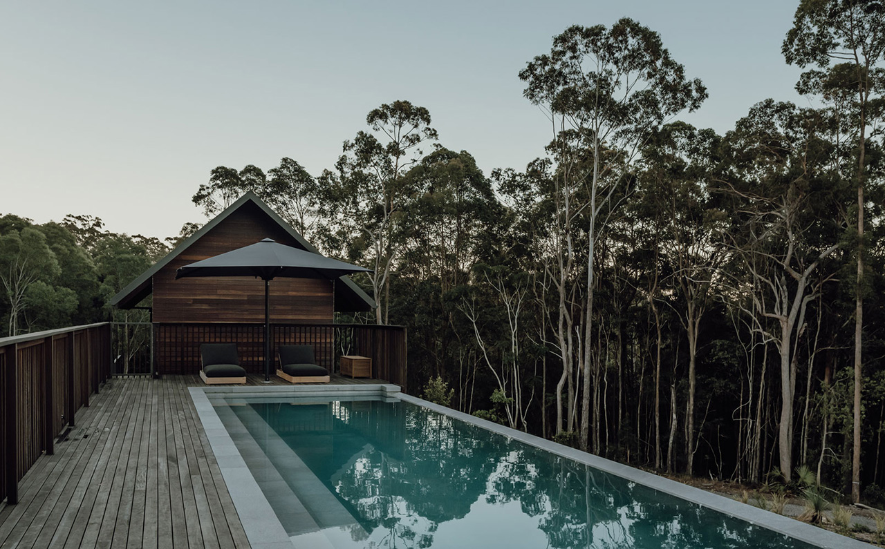 The rooms of the<br />
house have big sliding glass doors and<br />
windows that open onto the gardens and<br />
landscape beyond.