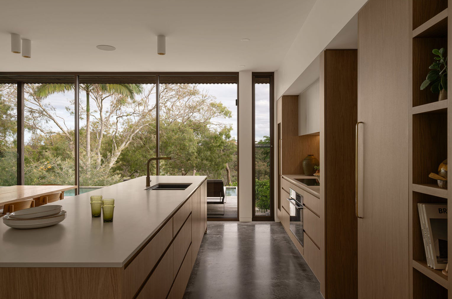 sealand banksia house 7 We designed the living areas and main<br />
bedroom to look out over the garden to the ocean.