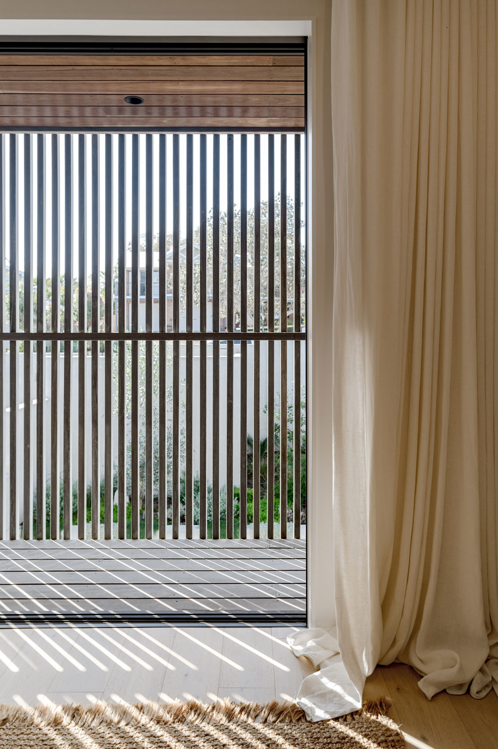 sealand-banksia-house-8 To manage the steep slope, we designed<br />
a series of terraced gardens and outdoor<br />
entertaining areas that step down from the inside.
