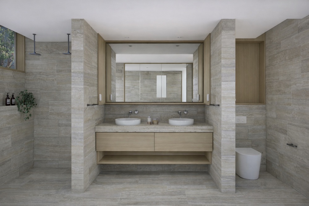 We designed floor-to-ceiling glass sliding<br />
doors that have uninterrupted views of the coastal forest and ocean.