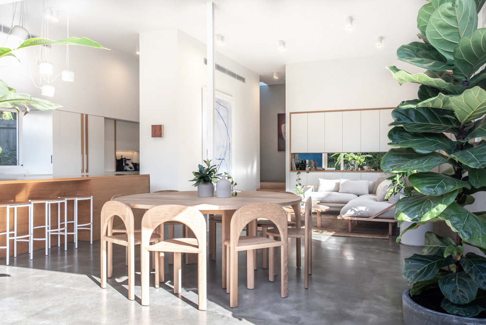 sealand sunshine beach -24 The ground floor kitchen and living areas<br />
open onto the garden and pool.