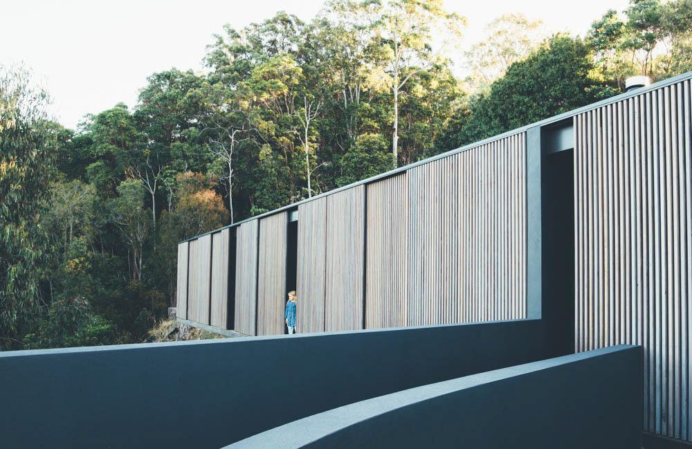 sealand tinbeerwah-07 a timber and glass pavilion that opens to the Noosa hinterland and ocean beyond