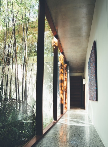 noosa beach house courtyard
